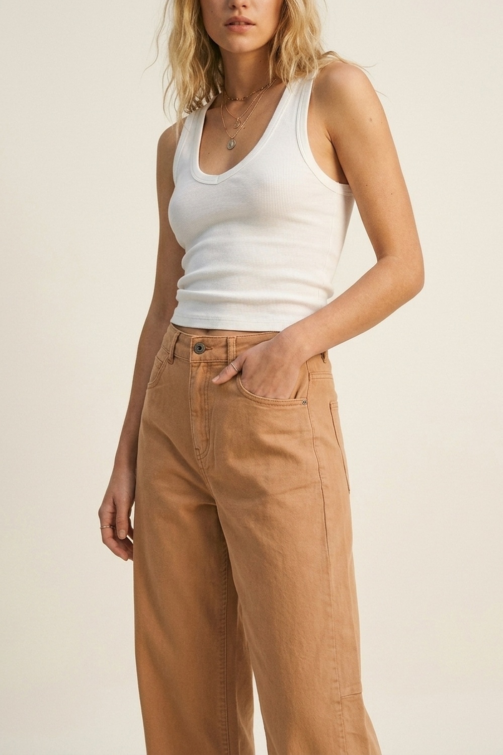 Pantalones estilo barril de pierna ancha con dobladillos enrollados en color naranja