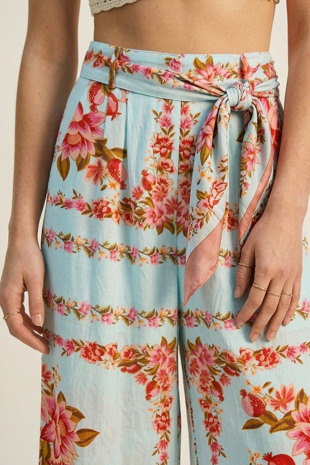 Pantalón pitillo de algodón con estampado floral azul claro Pantalón pitillo de algodón con estampado floral azul claro