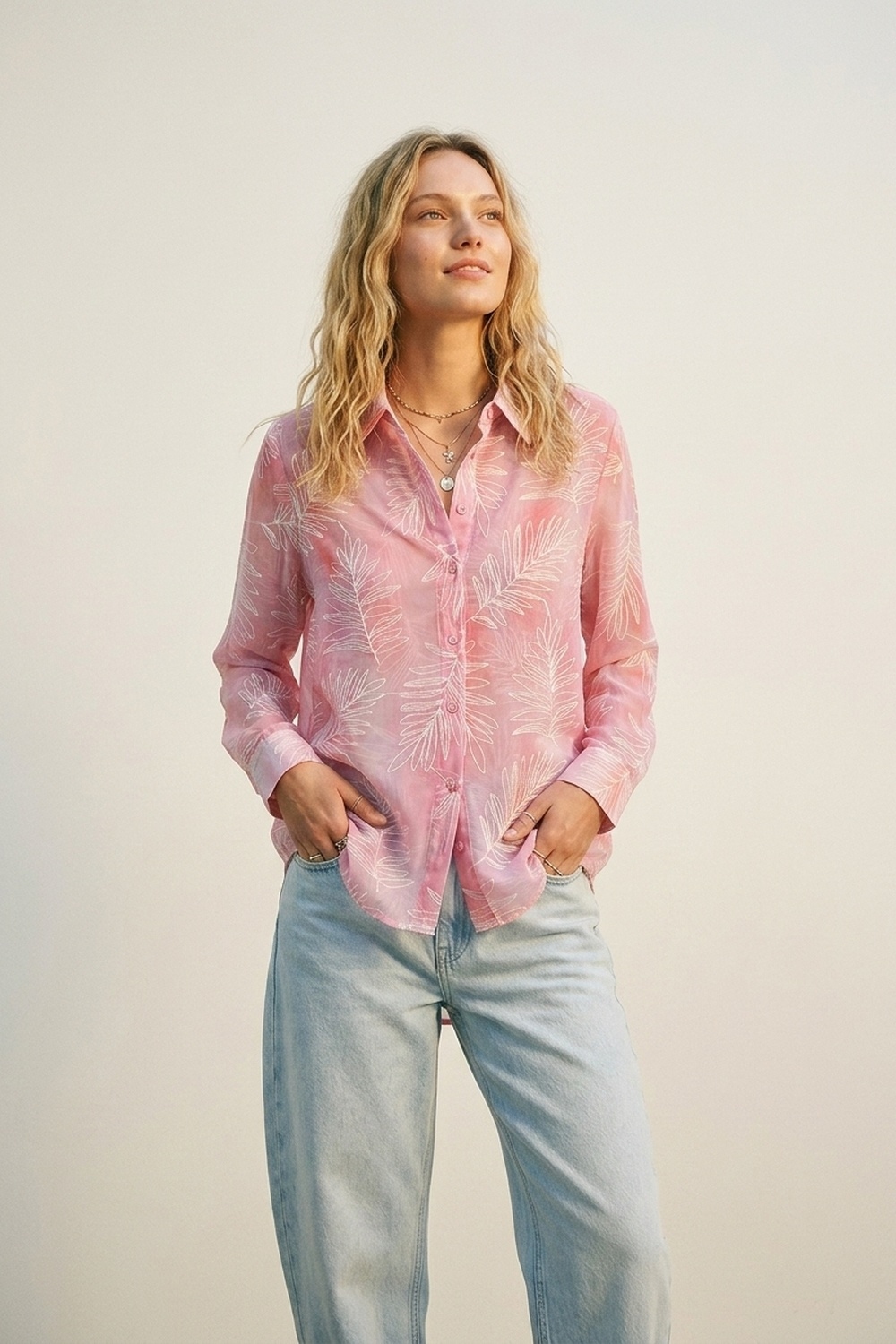 Camisa abotonada con estampado de hojas rosa y tela transl&uacute;cida