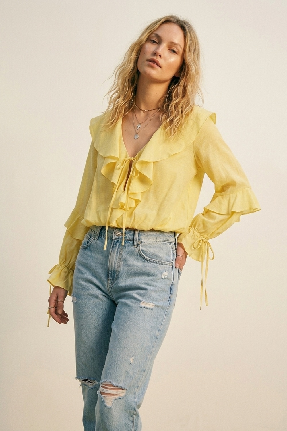 Blusa Amarilla de Manga Larga con Volantes y Lazo en el Frente Blusa Amarilla de Manga Larga con Volantes y Lazo en el Frente