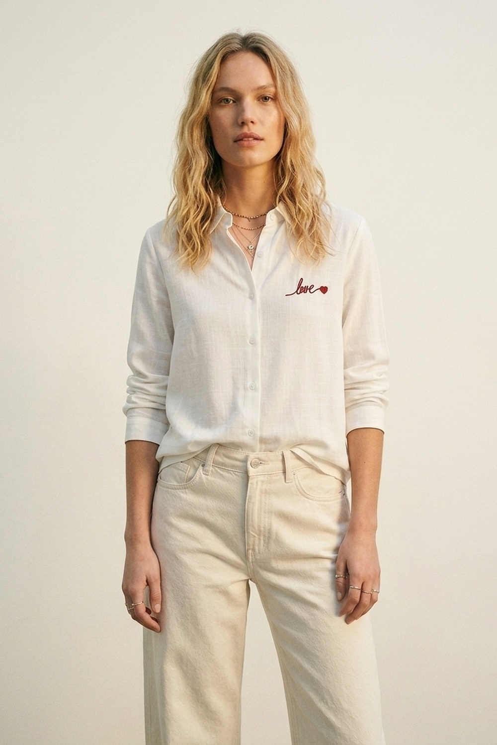 Camisa Blanca Abotonada con Bordado de Amor en Rojo
