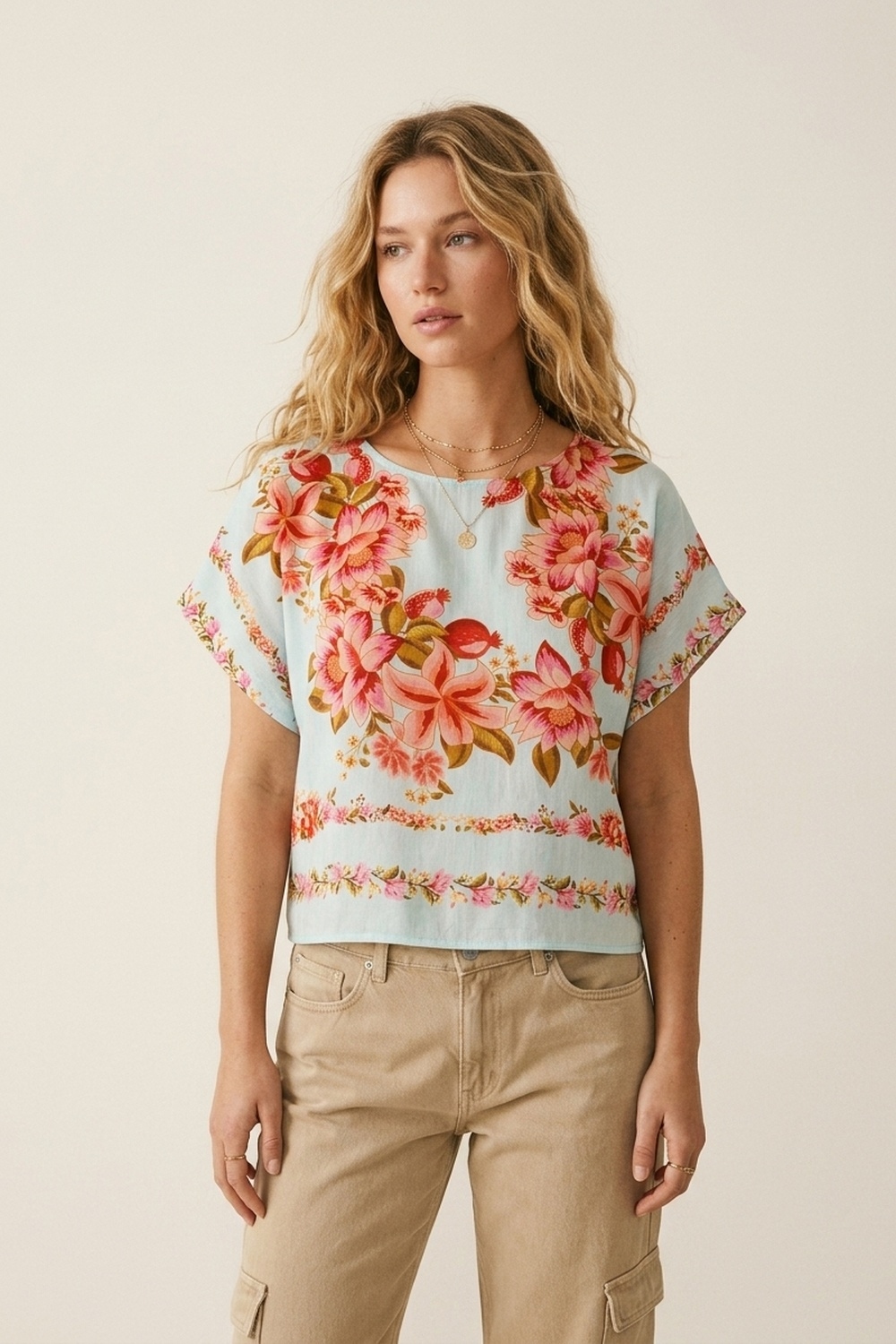 Top azul claro con estampado floral y tejido ligero