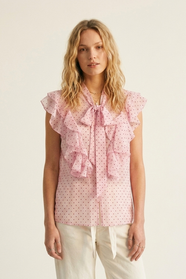Blusa sin mangas de gasa con volante y lazo en color rosa claro con lunares.