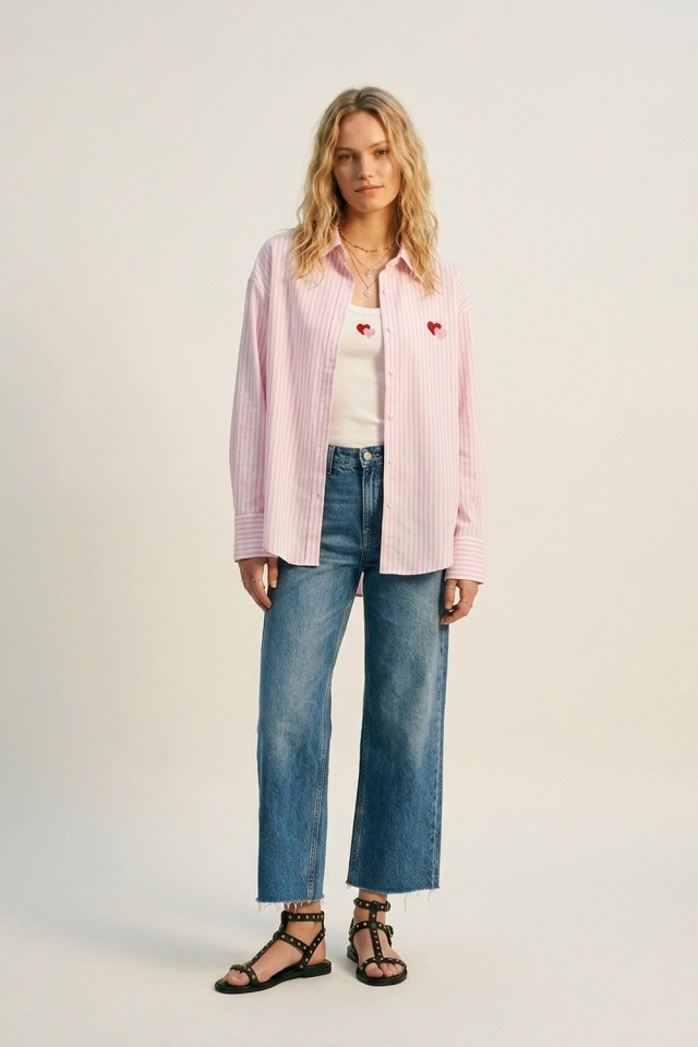 Camisa de ajuste relajado con rayas de algod&oacute;n rosa claro y coraz&oacute;n bordado.