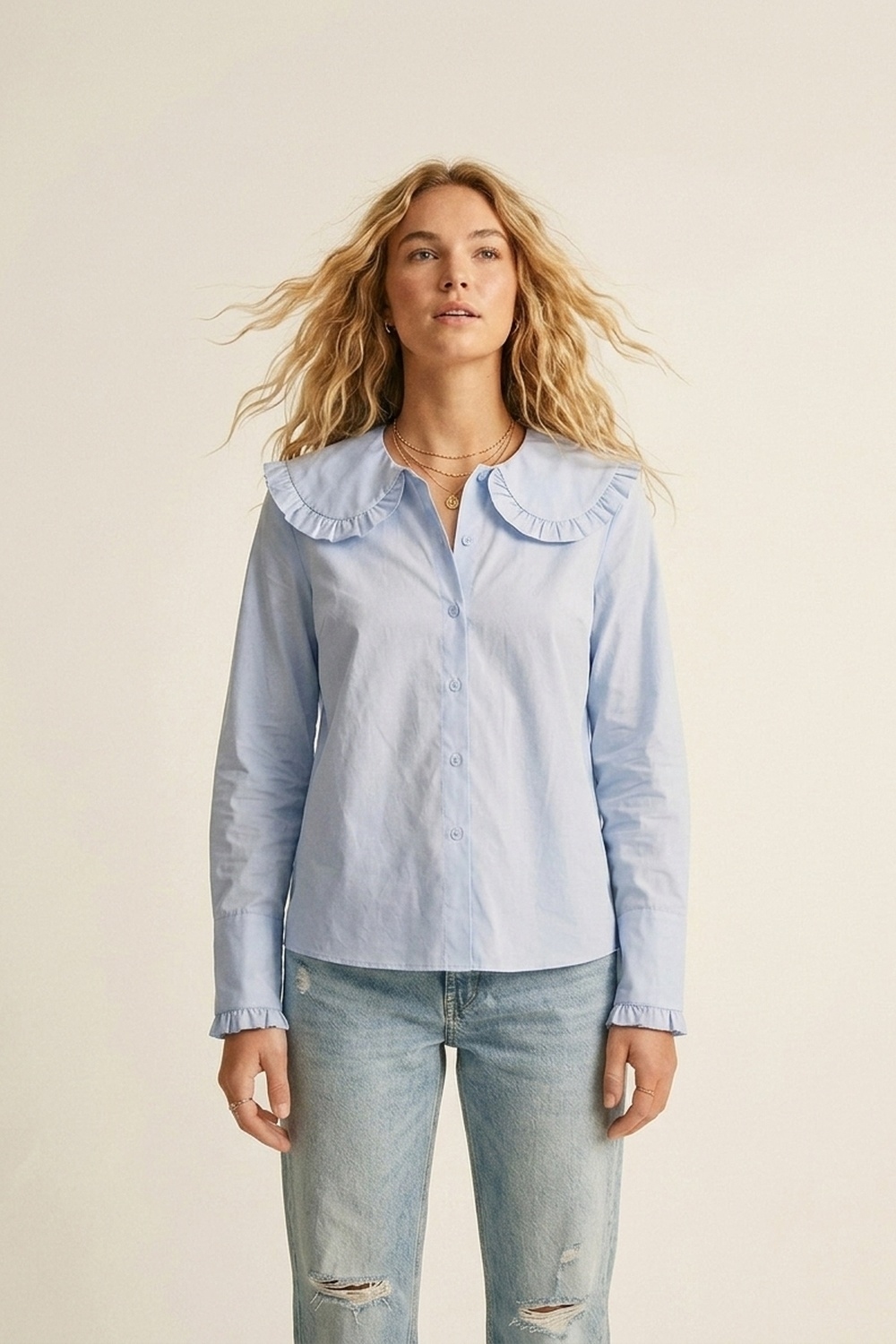 Camisa de Popelina Azul Claro con Cuello con Volantes de Manga Larga y Corte Regular