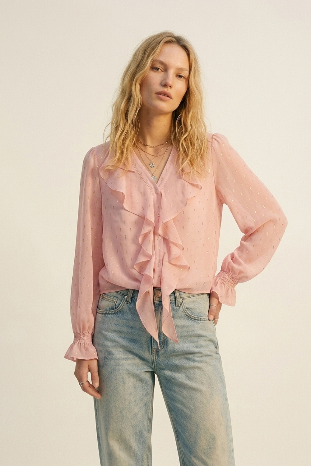 Blusa de Gasa con Volantes y Botones de Lunares Dorados en Rosa Claro Blusa de Gasa con Volantes y Botones de Lunares Dorados en Rosa Claro