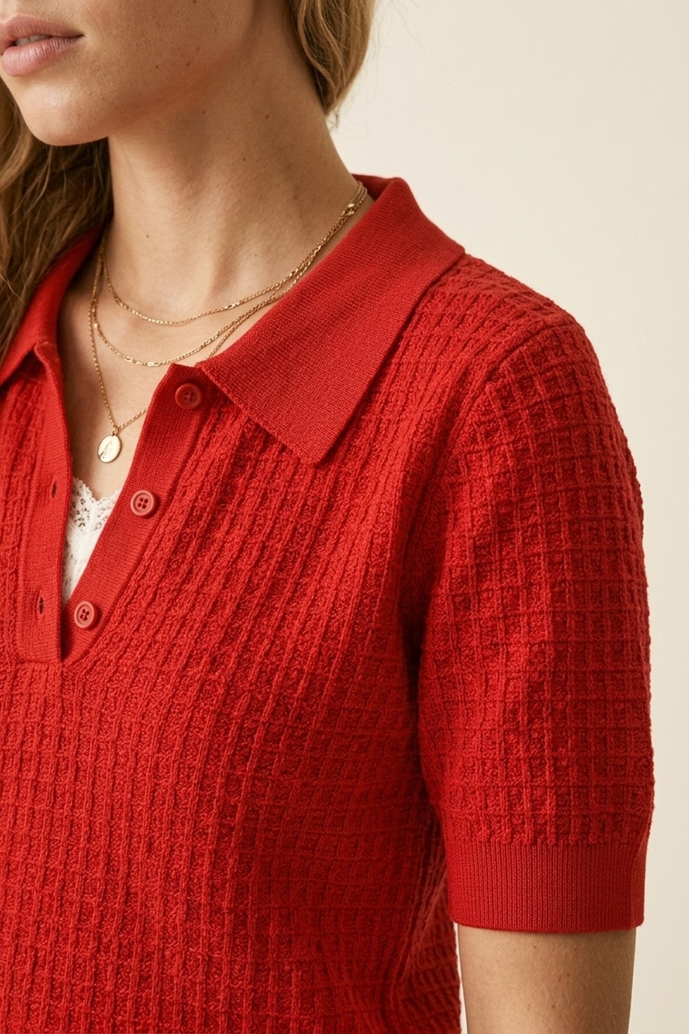 Polo de Punto de Waffle con Tapeta de Botones en rojo con Manga Corta Polo de Punto de Waffle con Tapeta de Botones en rojo con Manga Corta