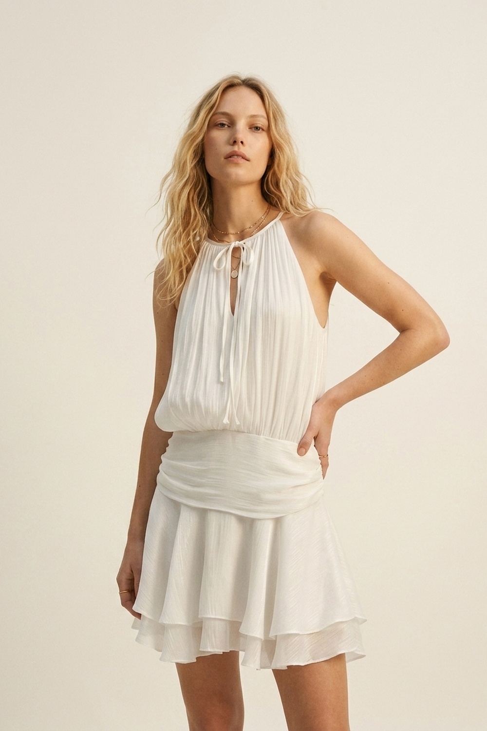 Vestido blanco con cuello halter plisado y volantes con tela de gasa brillante Vestido blanco con cuello halter plisado y volantes con tela de gasa brillante
