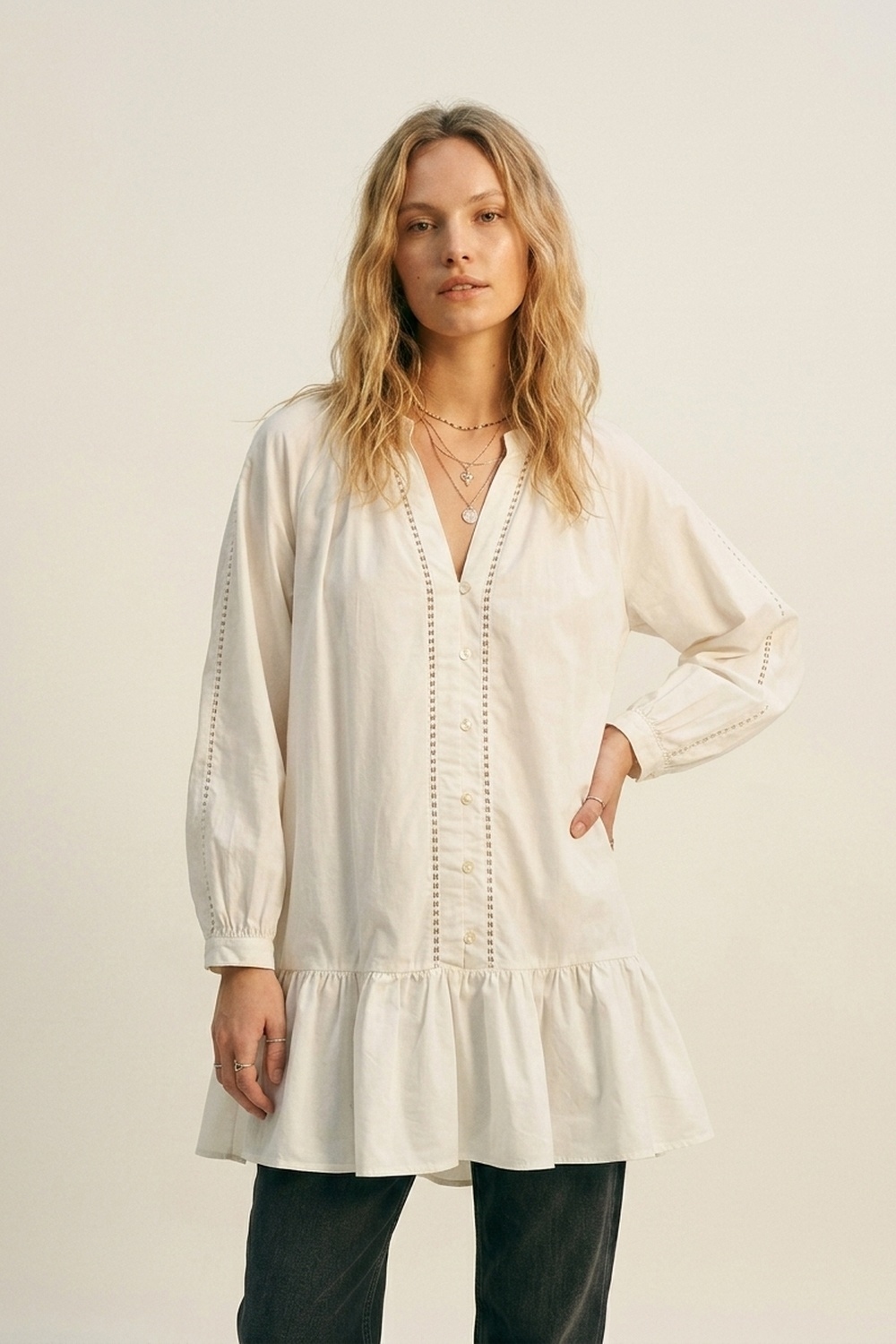 Vestido Campesino de Popelina de Algod&oacute;n Ligero en blanco con Dobladillo de Volantes