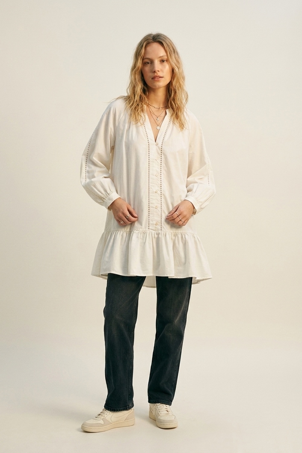 Vestido Campesino de Popelina de Algod&oacute;n Ligero en blanco con Dobladillo de Volantes