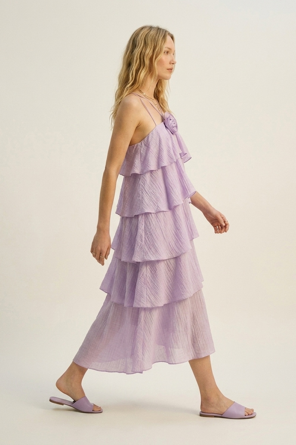 Vestido Maxi con Detalle de Rosa en Volantes de Capas Arrugadas de Tela Tejida Lila