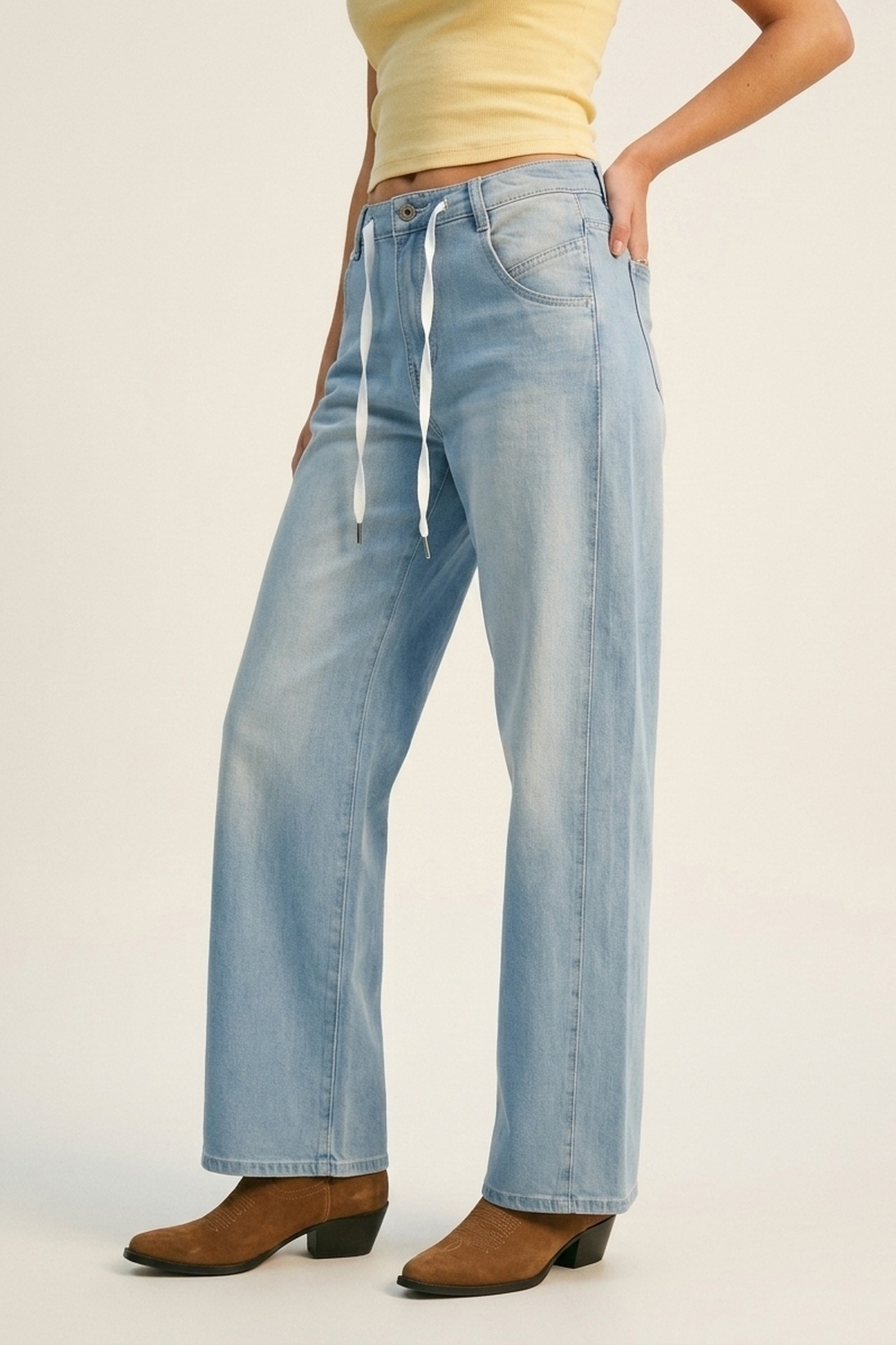 Pantalones vaqueros de mezclilla azul claro con cord&oacute;n y ajuste relajado