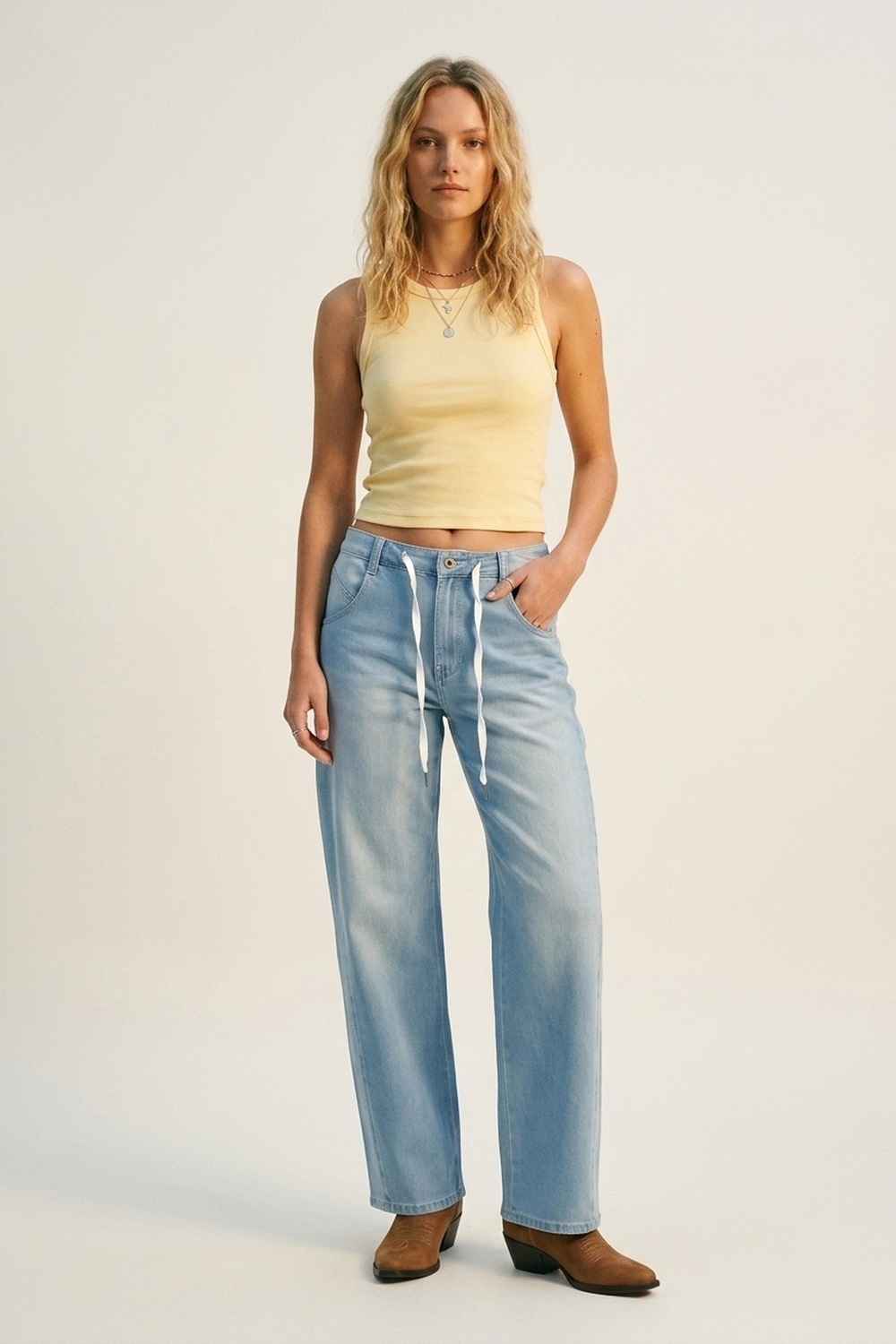 Pantalones vaqueros de mezclilla azul claro con cord&oacute;n y ajuste relajado