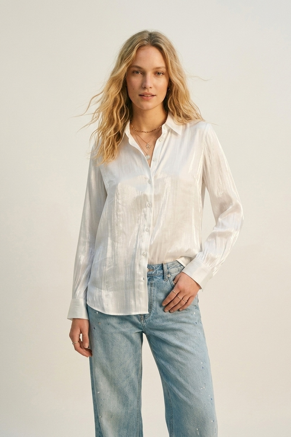 Camisa blanca de sat&eacute;n brillante con botones
