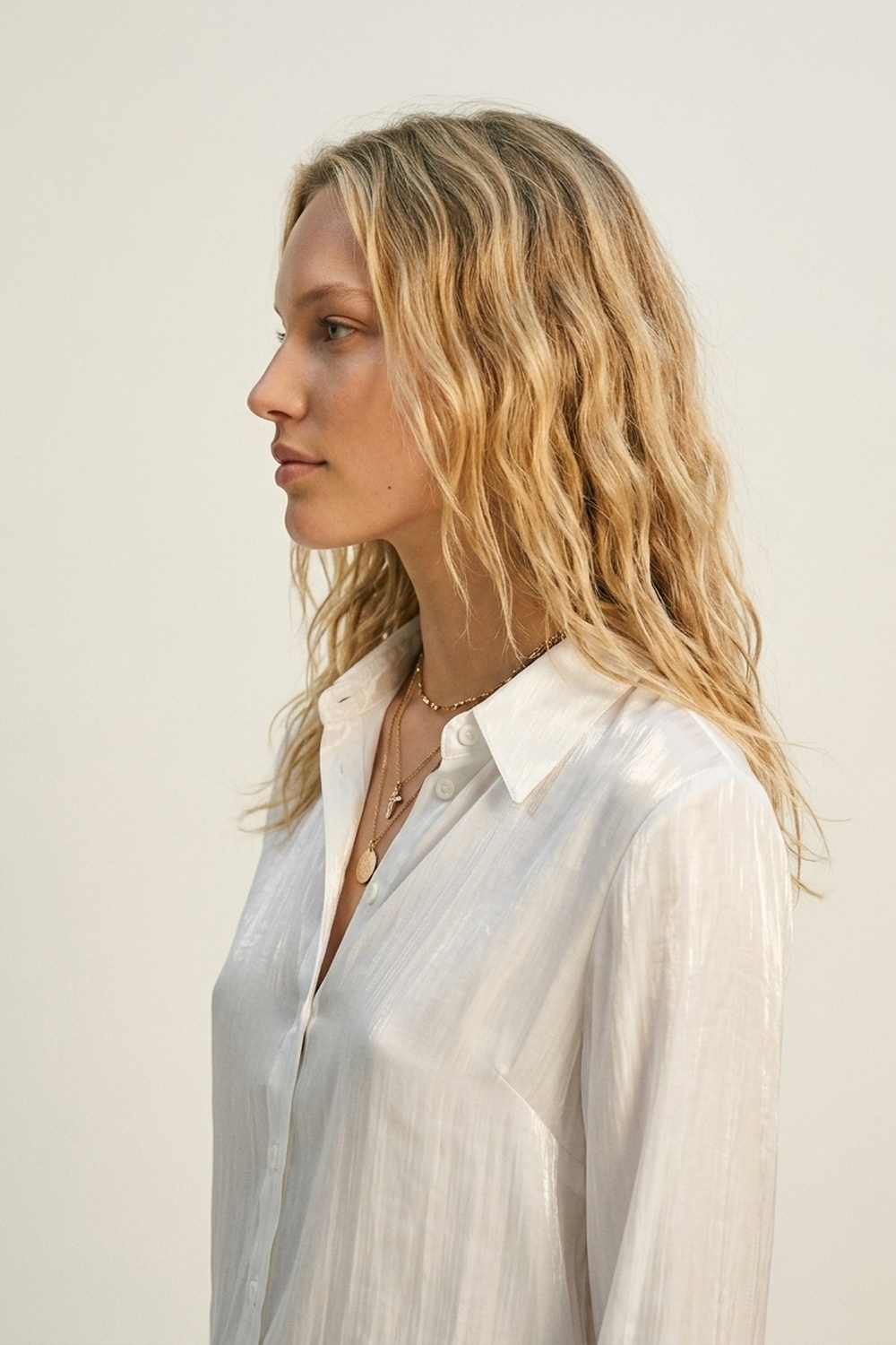 Camisa blanca de sat&eacute;n brillante con botones