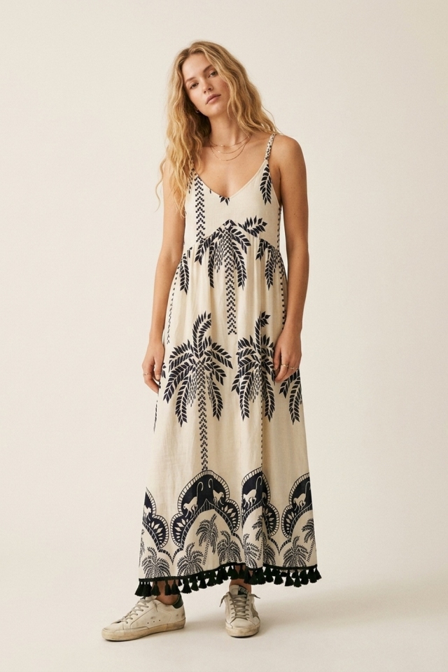 Vestido Maxi Crema con Estampado de Palmeras Negras y Borlas