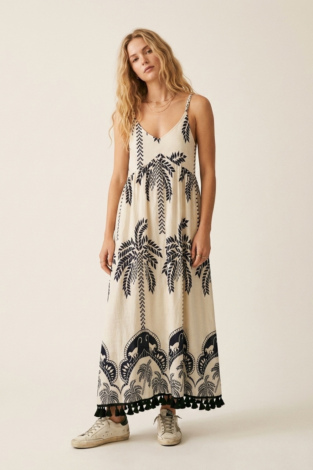 Vestido Maxi Crema con Estampado de Palmeras Azul Marino y Borlas