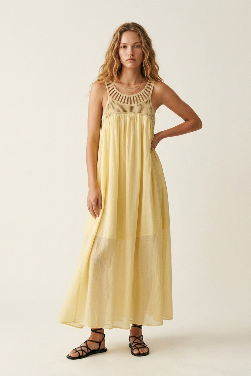 Vestido Maxi Amarillo con Canes&uacute; de Ganchillo y Falda Fluyente