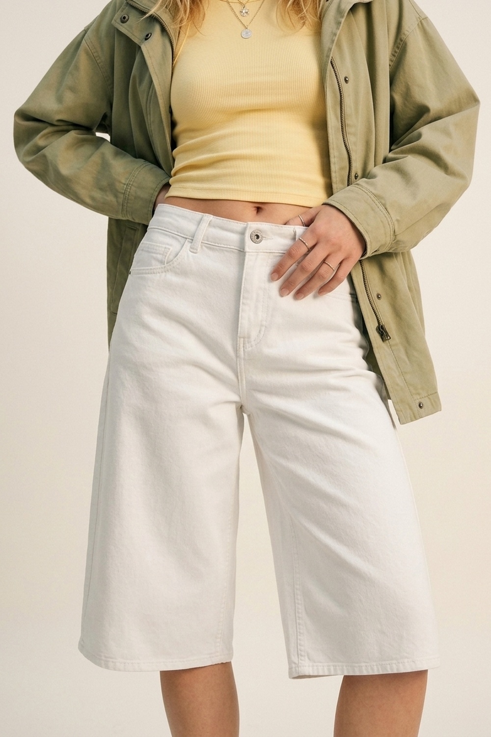 Pantalones cortos de mezclilla bermuda blancos de pierna ancha hasta la rodilla Pantalones cortos de mezclilla bermuda blancos de pierna ancha hasta la rodilla