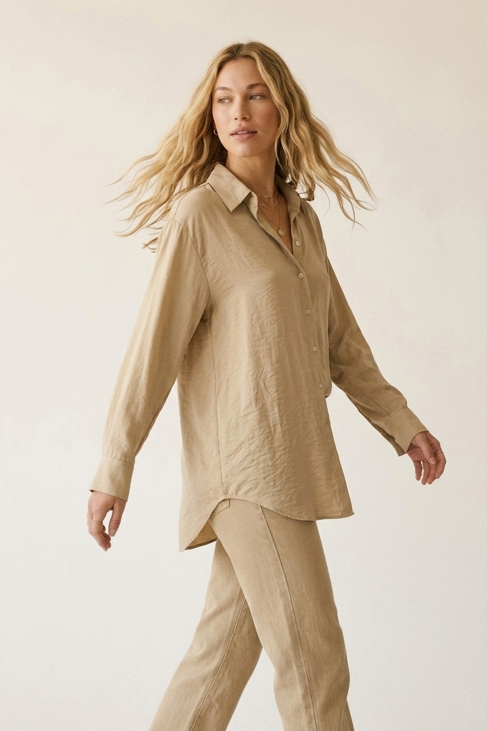 Vestido camisero beige de manga larga con botones al frente en satén brillante Vestido camisero beige de manga larga con botones al frente en satén brillante