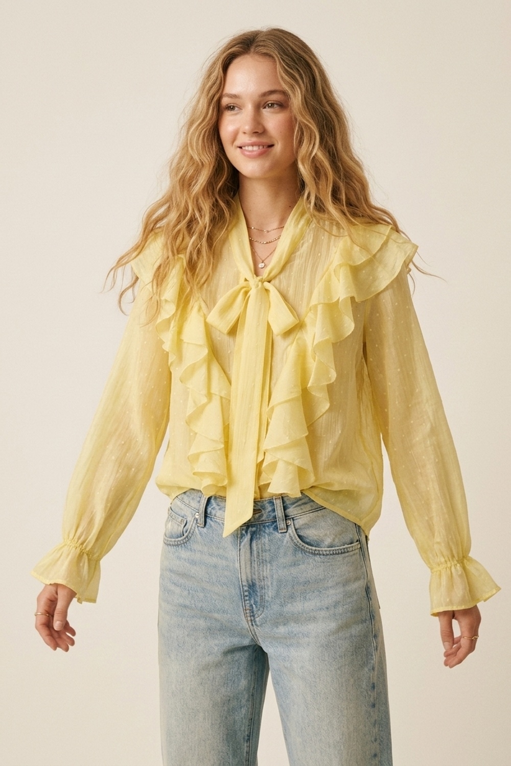 Blusa amarilla con volantes y lazo en el cuello