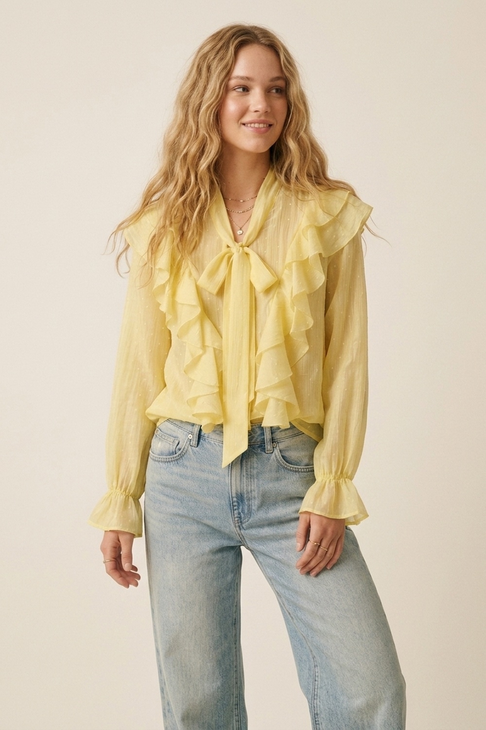 Blusa amarilla con volantes y lazo en el cuello