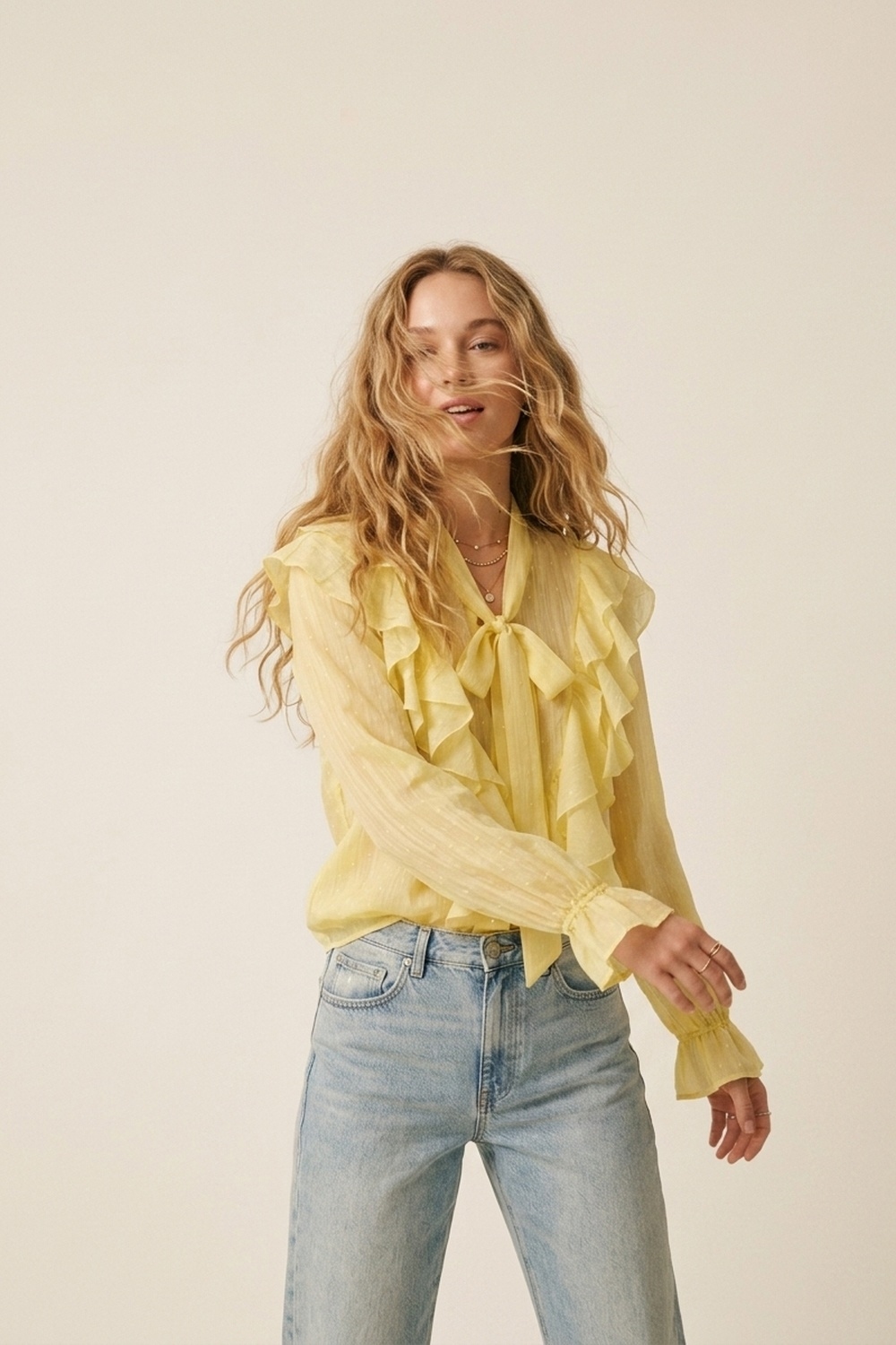Blusa amarilla con volantes y lazo en el cuello