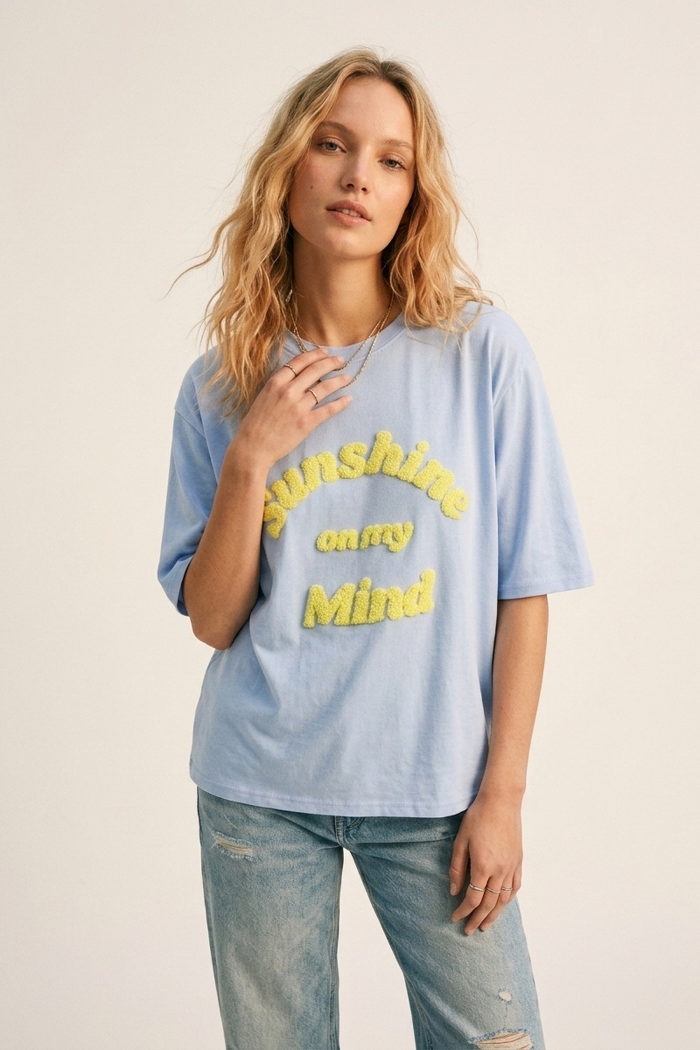 Camiseta Azul Claro de Corte Relajado con Letras Amarillas