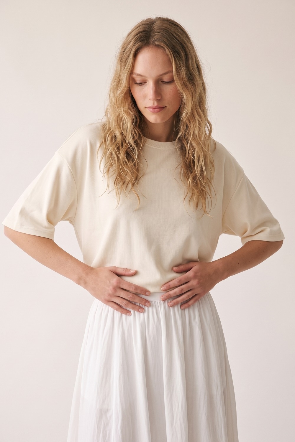 Sudadera crema de ajuste relajado de manga corta con cuello redondo Sudadera crema de ajuste relajado de manga corta con cuello redondo