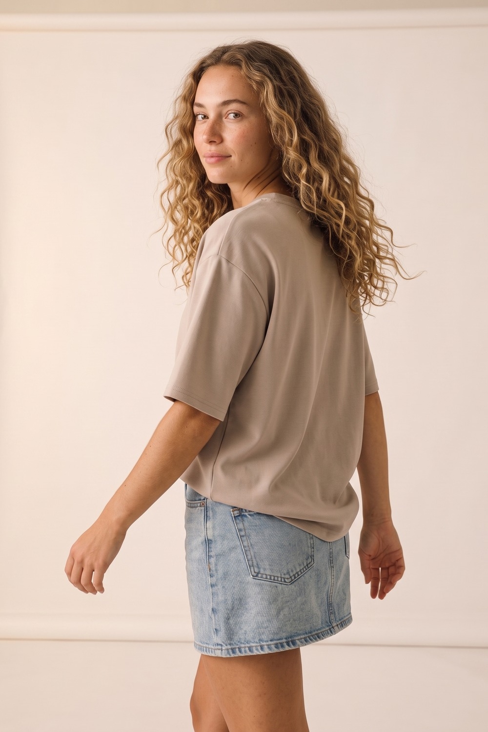 Camiseta de manga corta con ajuste relajado y cuello redondo en beige