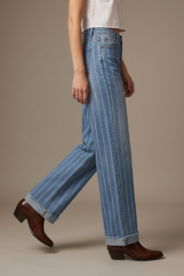 Jeans de pierna ancha de mezclilla r&iacute;gida con dise&ntilde;o de rayas azules y borde deshilachado.