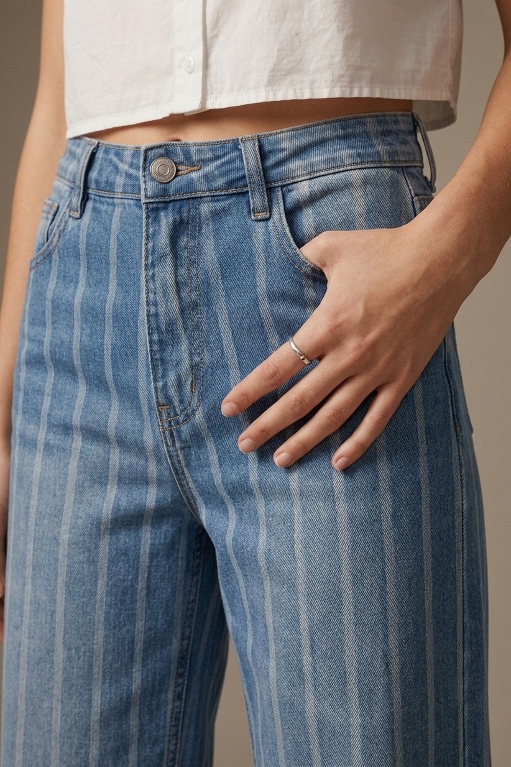 Jeans azul medio con dise&ntilde;o de rayas y pernera ancha deshilachada