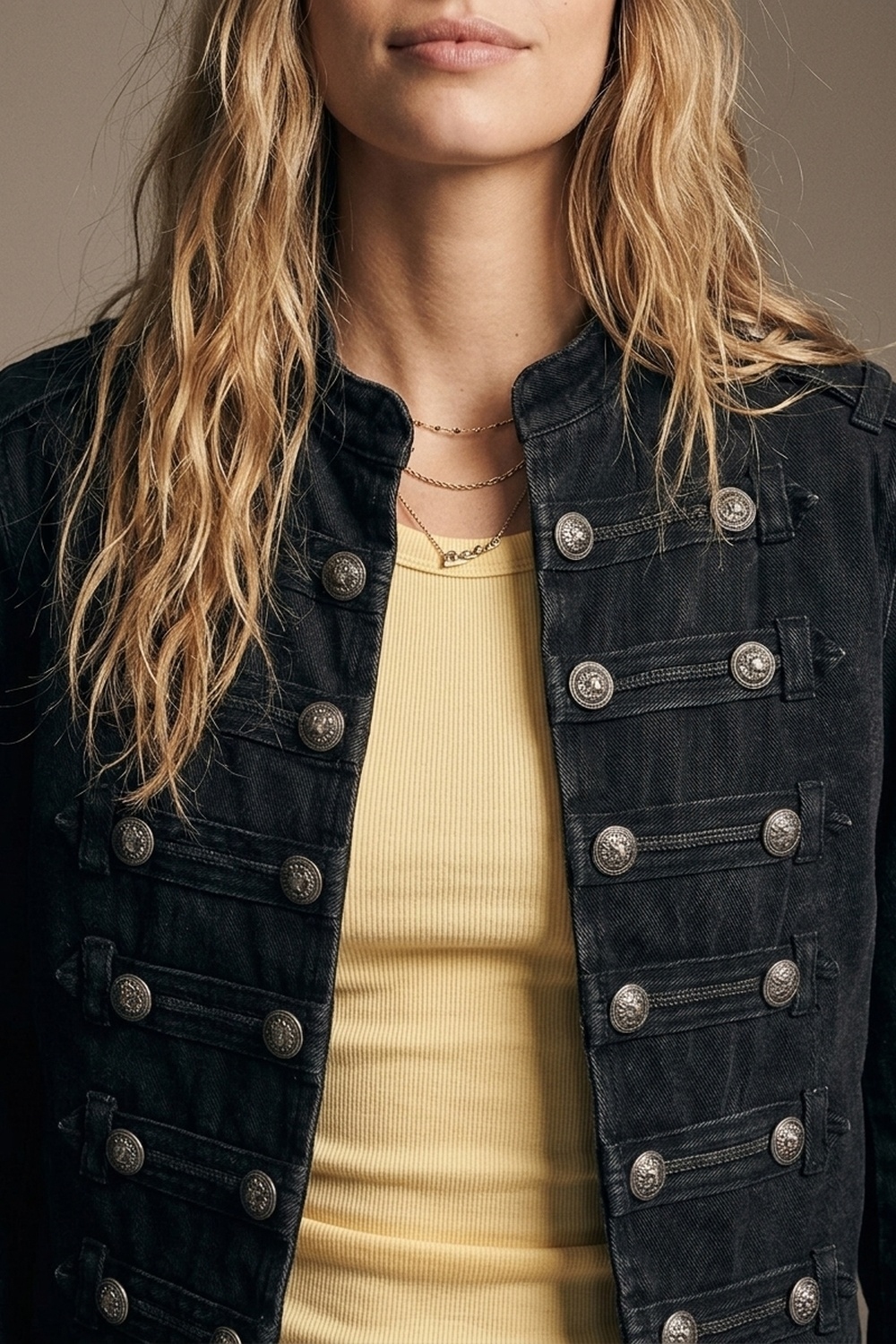 Chaqueta de mezclilla negra con botones decorativos