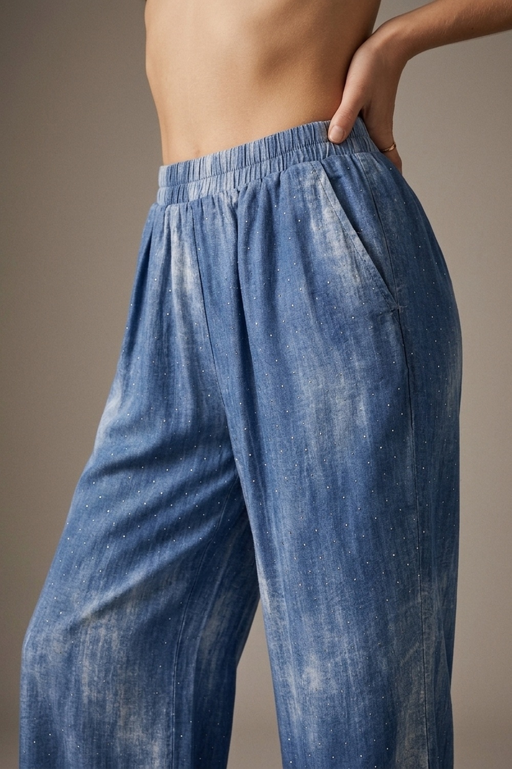 Pantalones de gasa azul tie-dye con cintura el&aacute;stica y strass adornados