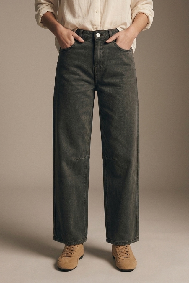 Jeans de mezclilla r&iacute;gidos de talle alto y pierna ancha con lavado vintage en color carb&oacute;n.
