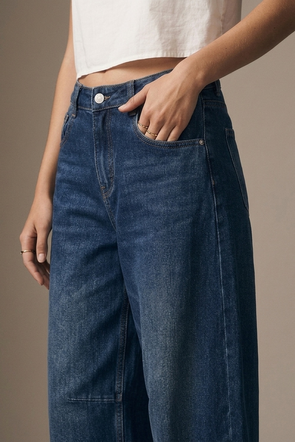 Jeans de pierna ancha con estilo de pierna de barril ancho en lavado oscuro azul con dobladillo vuelto