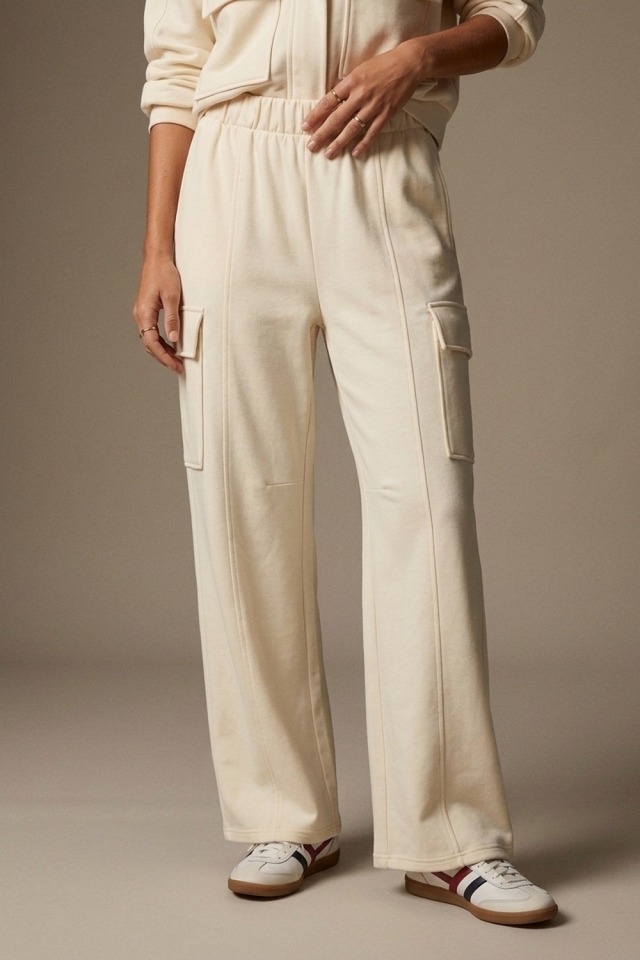 Pantalones de pierna ancha con bolsillos cargo, cintura el&aacute;stica, de algod&oacute;n color crema.