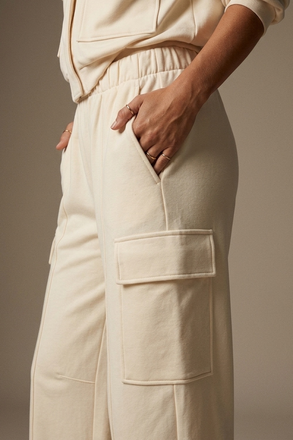 Pantalones anchos de pierna con bolsillos cargo y cintura el&aacute;stica en viscosa color crema
