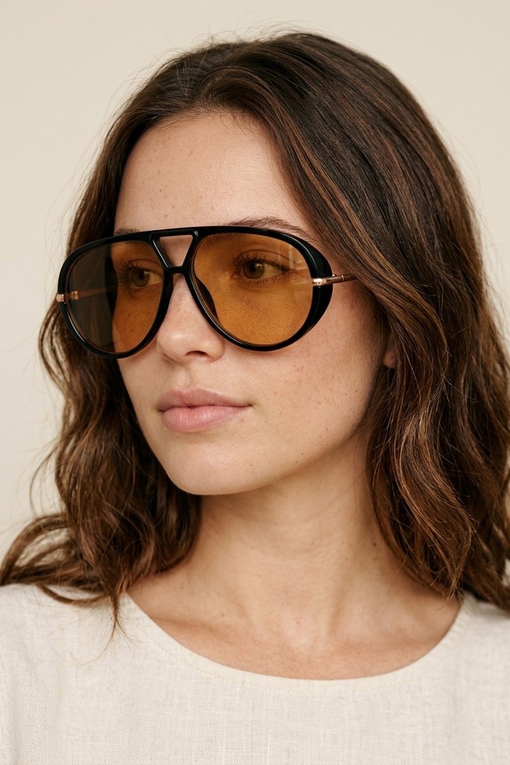 Gafas de sol con montura de aviador negra de gran tama&ntilde;o y lentes marrones