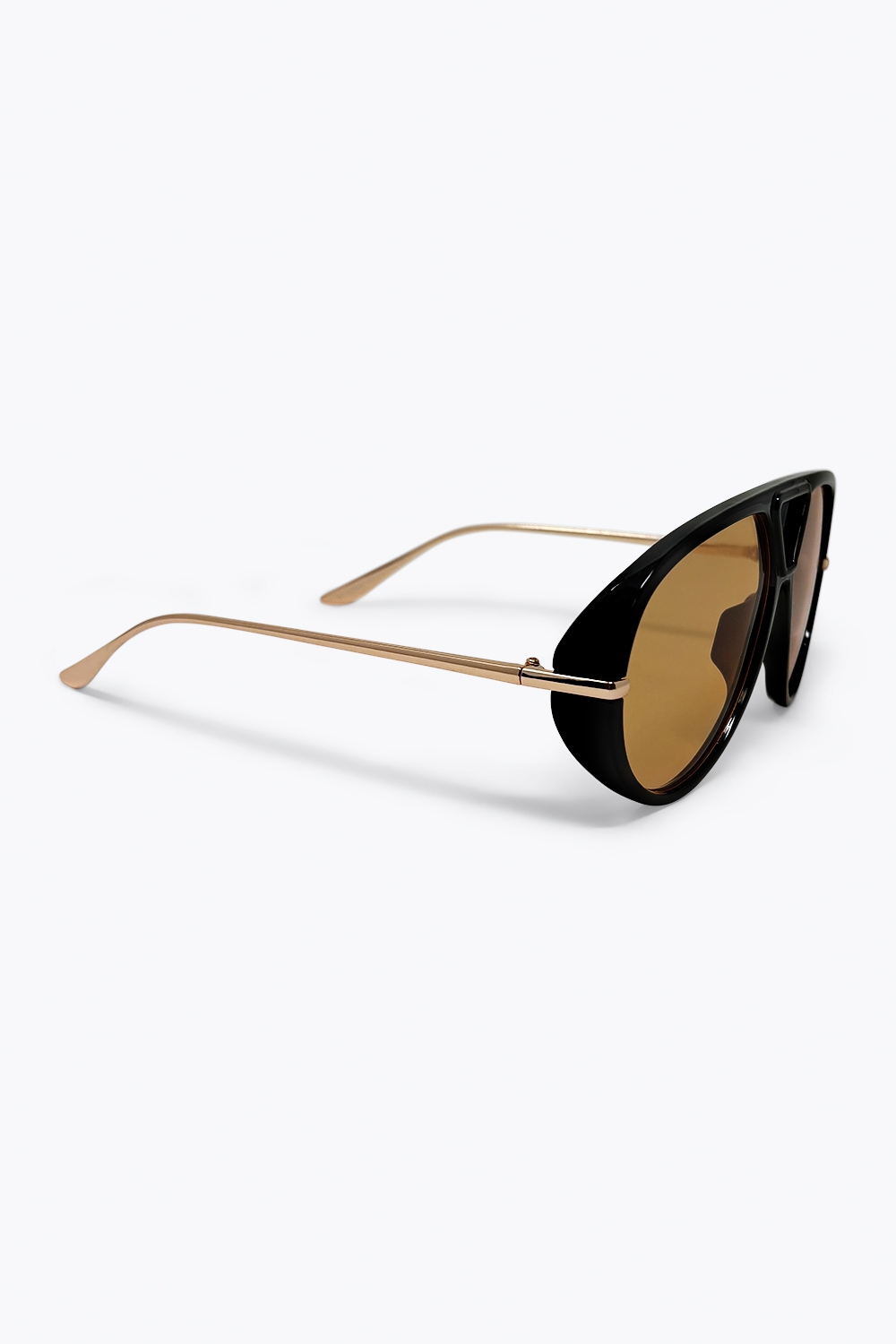 Gafas de sol con montura de aviador negra de gran tama&ntilde;o y lentes marrones