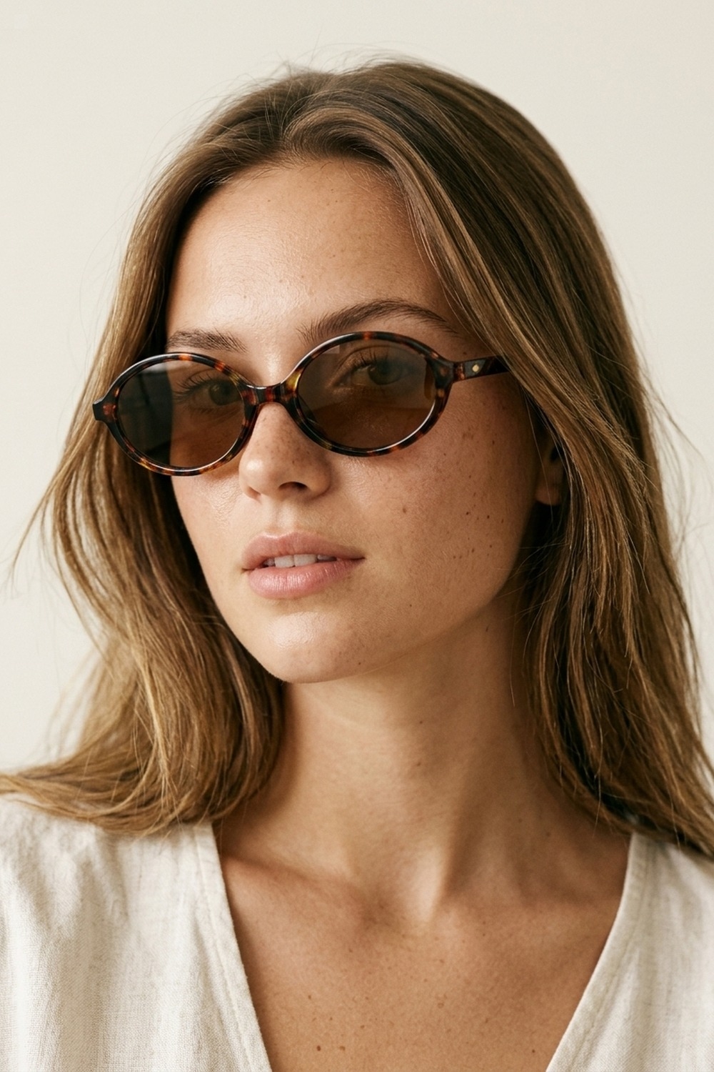 Gafas de sol con montura ovalada de carey multicolor y lentes marrones