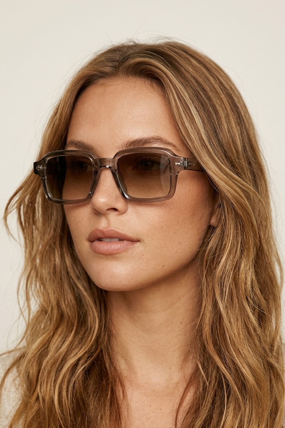 Gafas de Sol con Lente Degradado y Montura Cuadrada Transparente Gris Gafas de Sol con Lente Degradado y Montura Cuadrada Transparente Gris