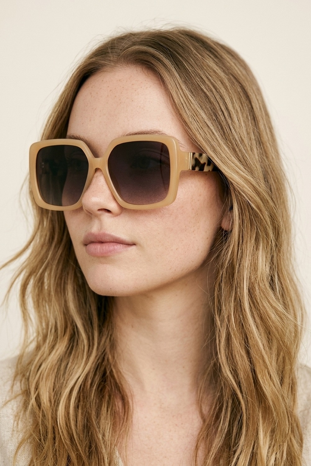 Gafas de sol oversize con marco cuadrado y lentes degradados color camel