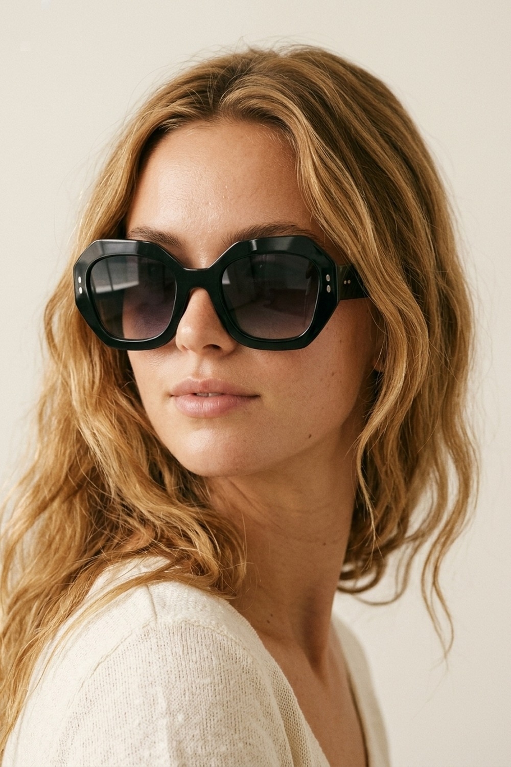 Gafas de sol con lentes degradados y marco geom&eacute;trico negro de gran tama&ntilde;o