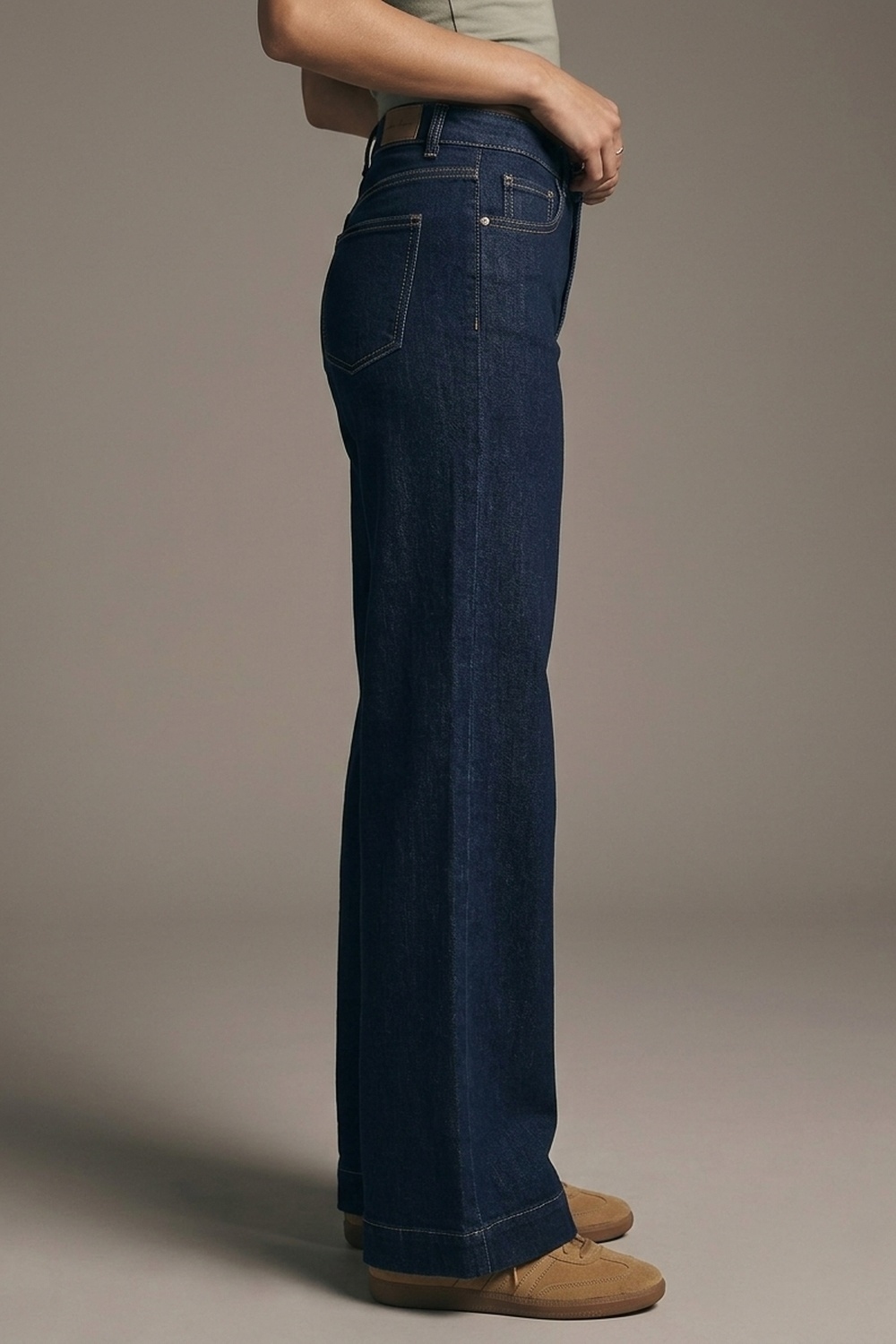 Jeans de pierna ancha de tiro alto en denim oscuro con costuras en contraste