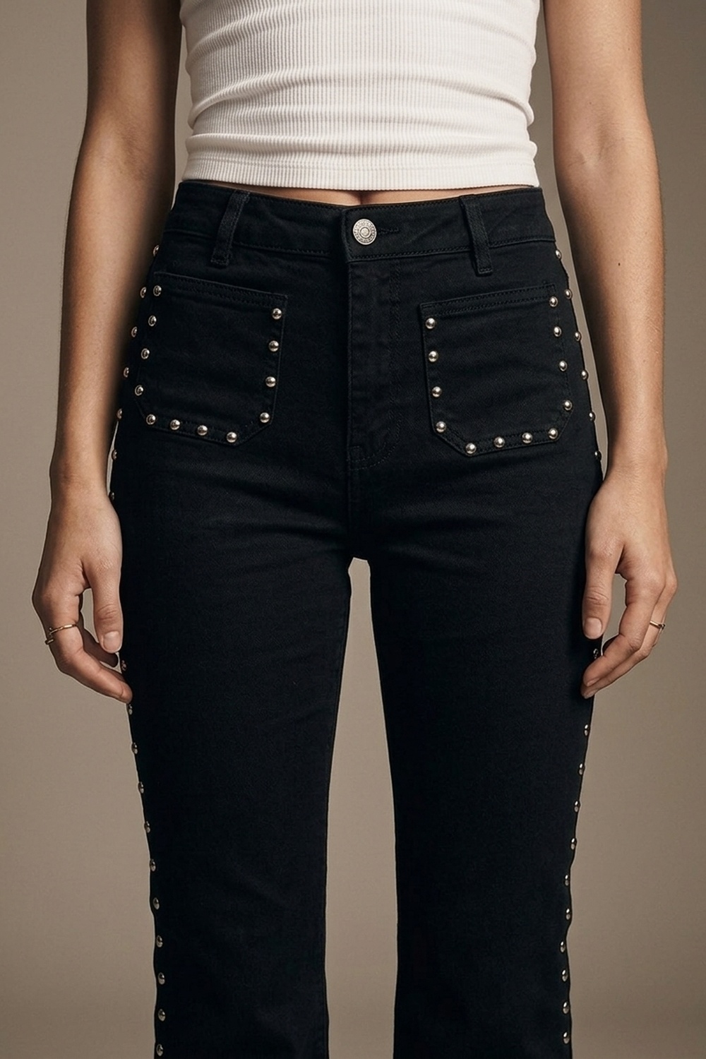 Jeans acampanados negros con detalles de bolsillo delantero con tachuelas
