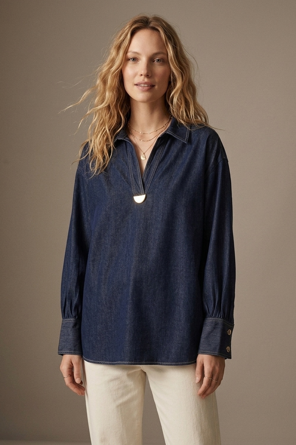 Camisa en denim ligera con ribete dorado en cuello en V