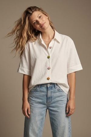 Camisa Blanca de Tencel con Botones de Flor de Joya