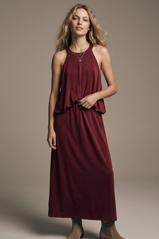 Vestido largo de sat&eacute;n burdeos con cuello halter y capas.