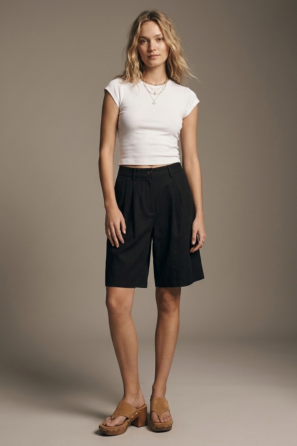 Pantalones cortos bermuda plisados negros con largo a la rodilla y ajuste entallado